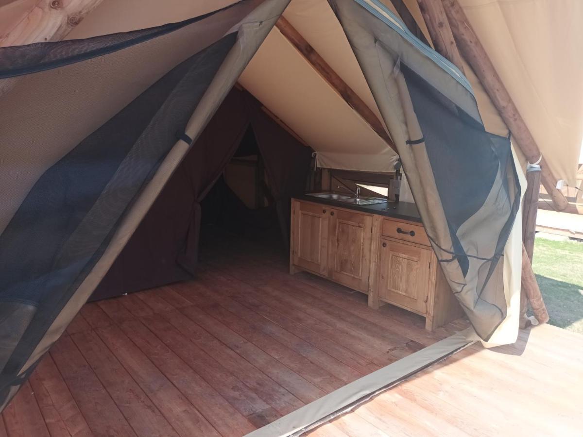 Tente Lodge Pour 5 Personnes En Bordure De La Riviere Allier Au Sein D'Un Petit Camping Saint-Yorre Bagian luar foto