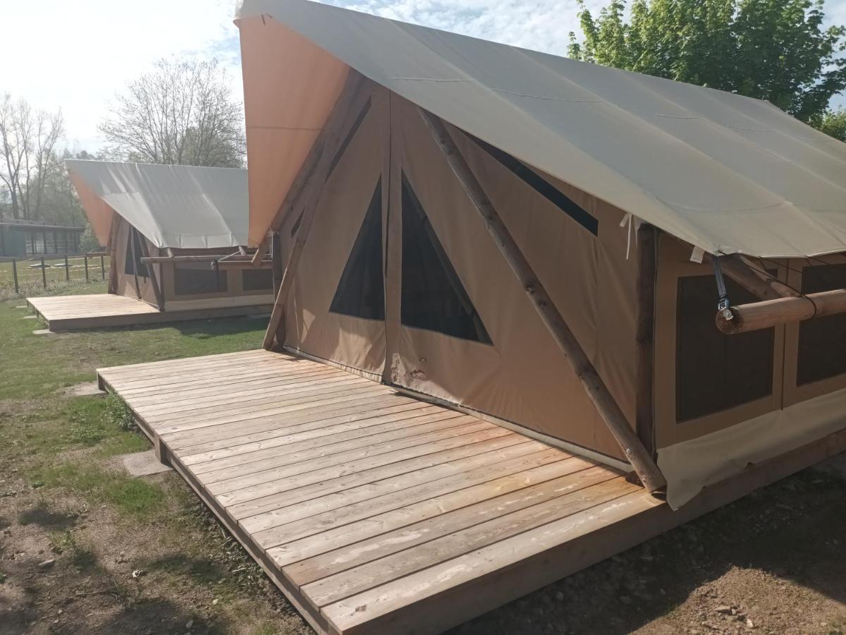 Tente Lodge Pour 5 Personnes En Bordure De La Riviere Allier Au Sein D'Un Petit Camping Saint-Yorre Bagian luar foto