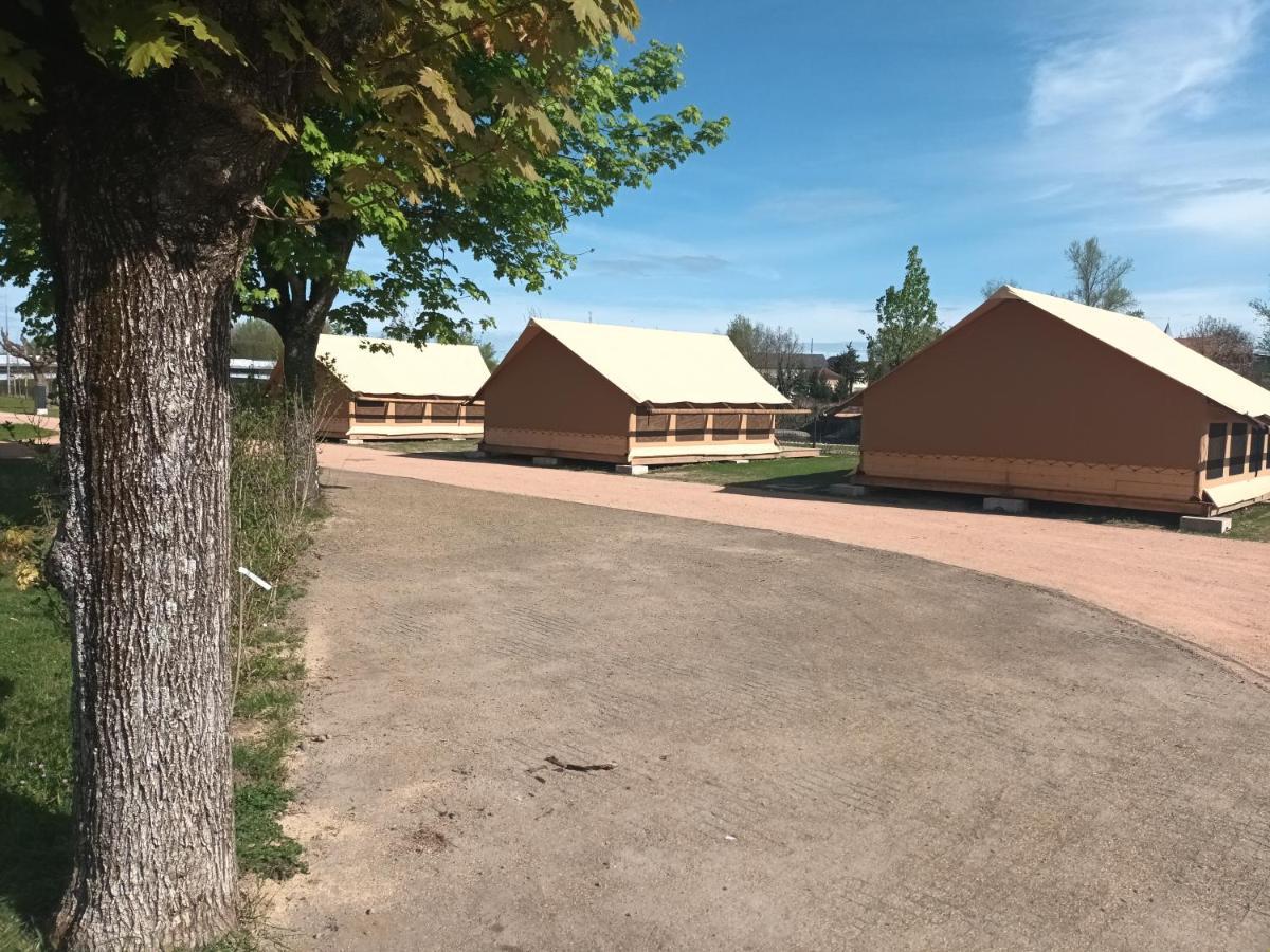 Tente Lodge Pour 5 Personnes En Bordure De La Riviere Allier Au Sein D'Un Petit Camping Saint-Yorre Bagian luar foto
