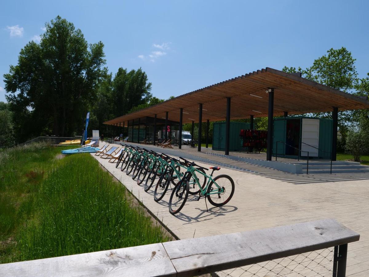 Tente Lodge Pour 5 Personnes En Bordure De La Riviere Allier Au Sein D'Un Petit Camping Saint-Yorre Bagian luar foto