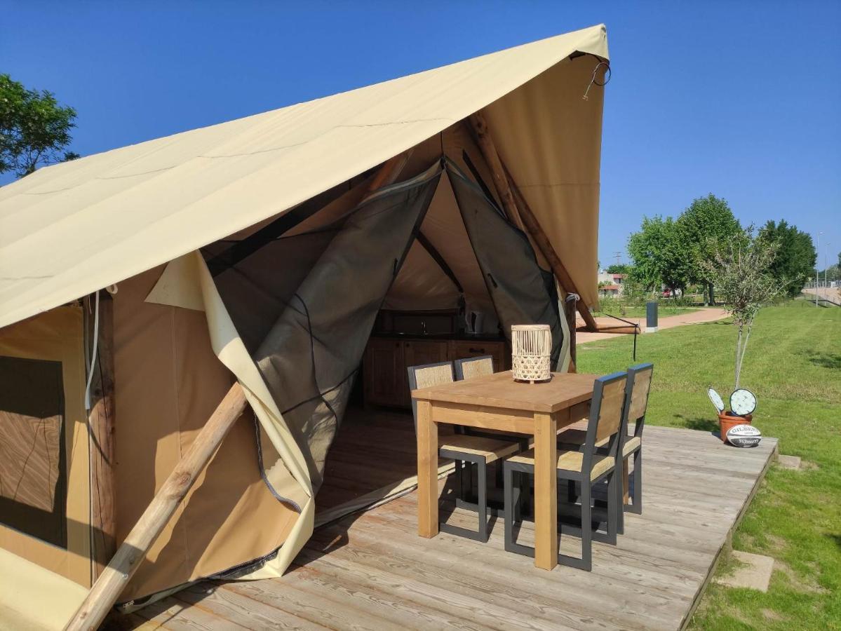 Tente Lodge Pour 5 Personnes En Bordure De La Riviere Allier Au Sein D'Un Petit Camping Saint-Yorre Bagian luar foto