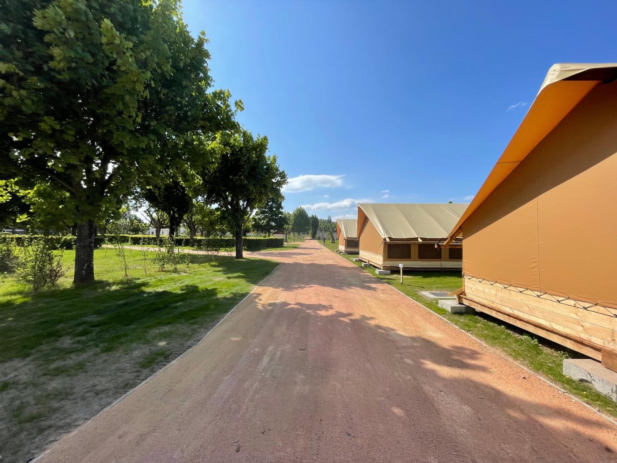 Tente Lodge Pour 5 Personnes En Bordure De La Riviere Allier Au Sein D'Un Petit Camping Saint-Yorre Bagian luar foto